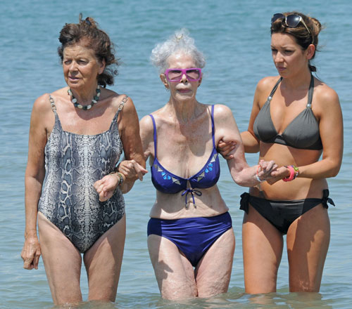 Dlisted Bow Down To The Duchess Of Alba In A Bikini