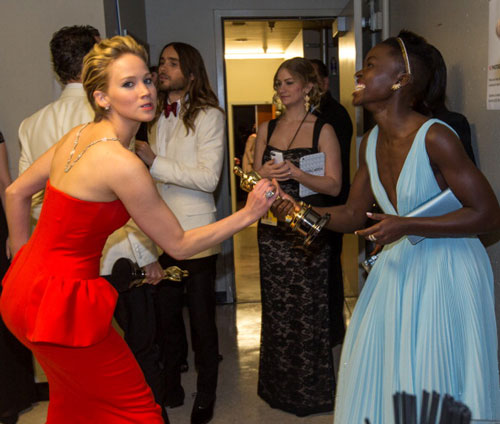 Jennifer Lawrence Jokingly Tries To Snatch Lupita Nyong’o’s Oscar