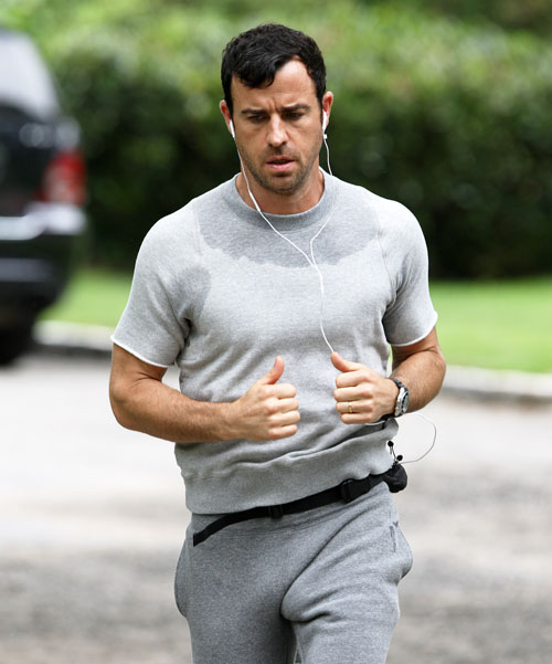 Not Even 2 Pairs Of Chonies Can Contain Justin Theroux’s Bulge Situation