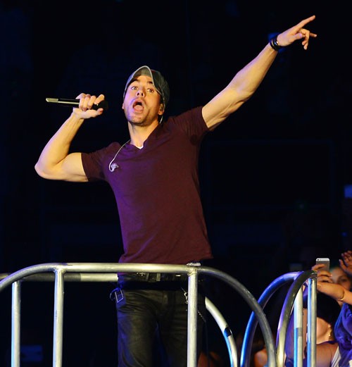 Enrique Iglesias Makes The Women Of Sri Lanka Lose Their Minds And The Country’s President Isn’t Happy About It