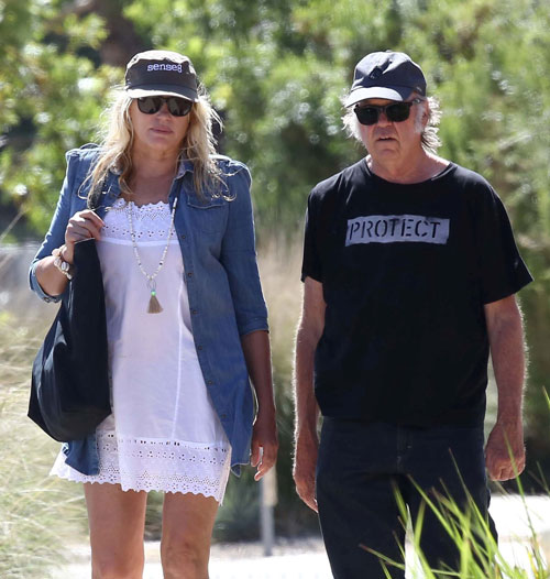 Dlisted Daryl Hannah And Neil Young Probably Got Married