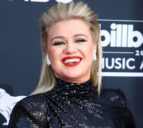 Dlisted Kelly Clarkson Thinks Taylor Swift Should Fight