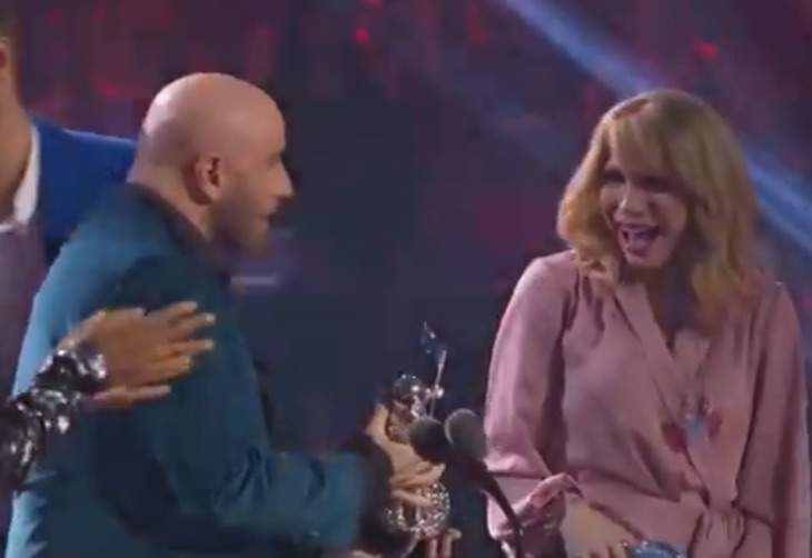 John Travolta Presented Taylor Swift’s MTV VMA To Drag Queen Jade Jolie