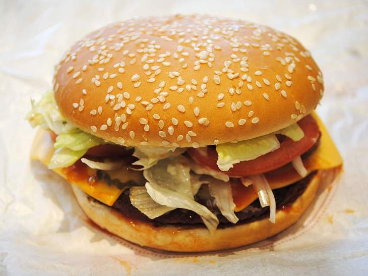 Post aperto: ospitato da una causa che accusa Burger King di mentire su enormi dimensioni
