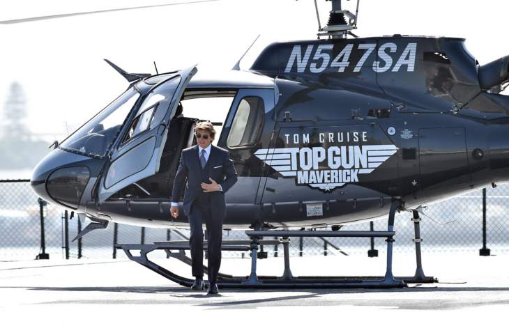 Tom Cruise Arrived On The Red Carpet For The Premiere Of “Top Gun: Maverick” In A Helicopter