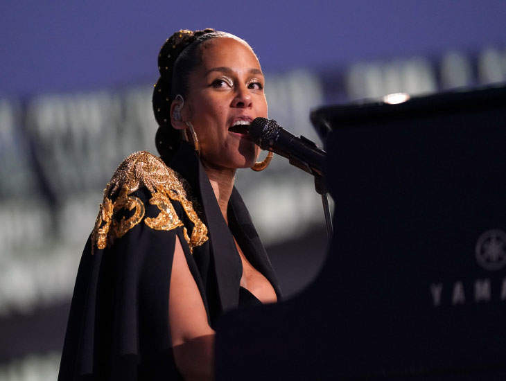 Alicia Keys Reacts To A Fan Who Grabbed Her Face And Kissed Her Cheek Durin...